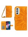 Калъф от еко кожа тип портмоне с каишка и щампа на слънчоглед за Motorola Edge 30 Pro - жълт